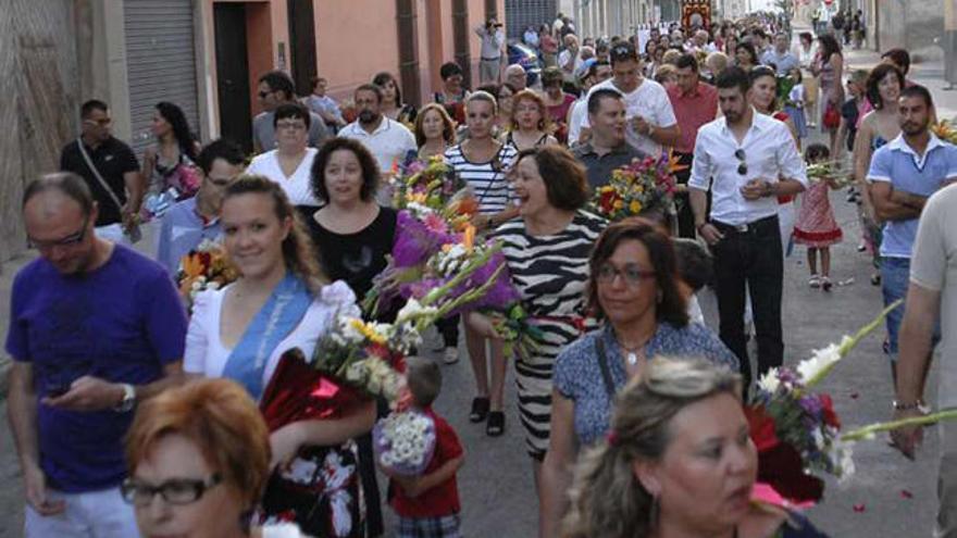 La ofrenda cubre de flores a la Virgen del Perpetuo Socorro