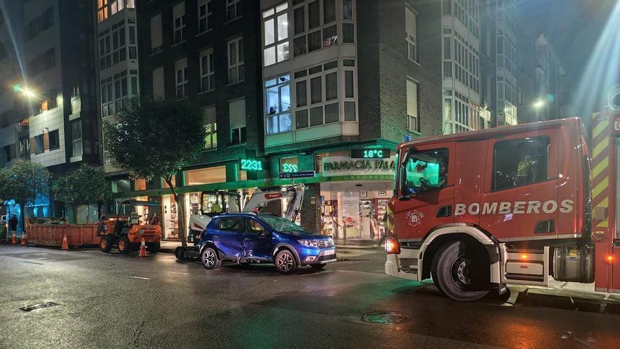 Un accidente entre dos coches en Gijón provoca tres heridos