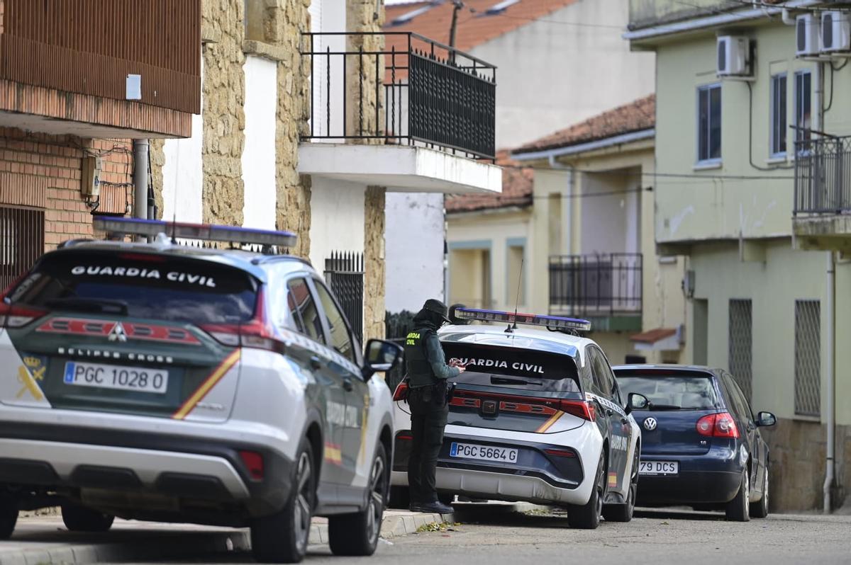 La Guardia Civil a las puertas de la vivienda del hombre atrincherado.
