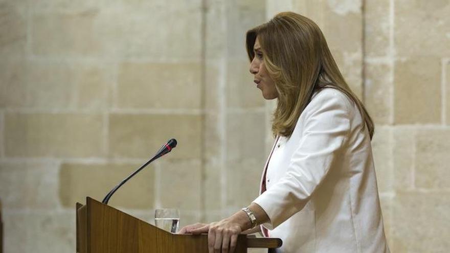 La presidenta de la Junta de Andalucía en funciones, Susana Díaz, durante su intervención en el Pleno del Parlamento andaluz en Sevilla, que inicia hoy el debate de investidura para la Presidencia de la Junta de Andalucía.