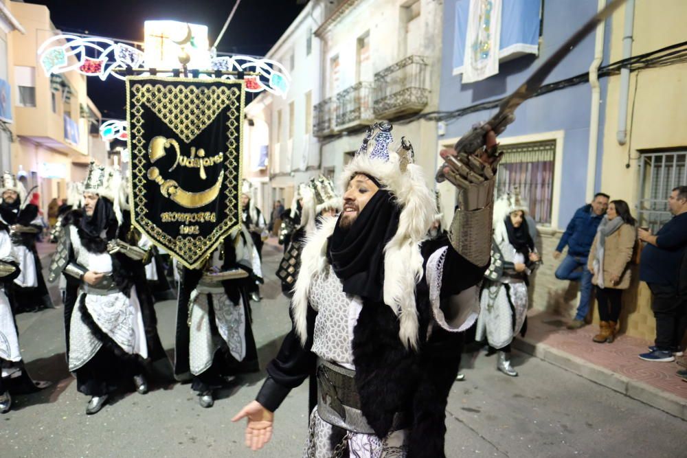 Las tres comparsas lucen a sus cargos festeros mientras los arcabuceros cobran más protagonismo.