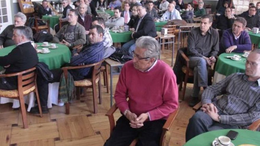 Asistentes a la asamblea de la Cofradía de Jesús en su Tercera Caída celebrada ayer.