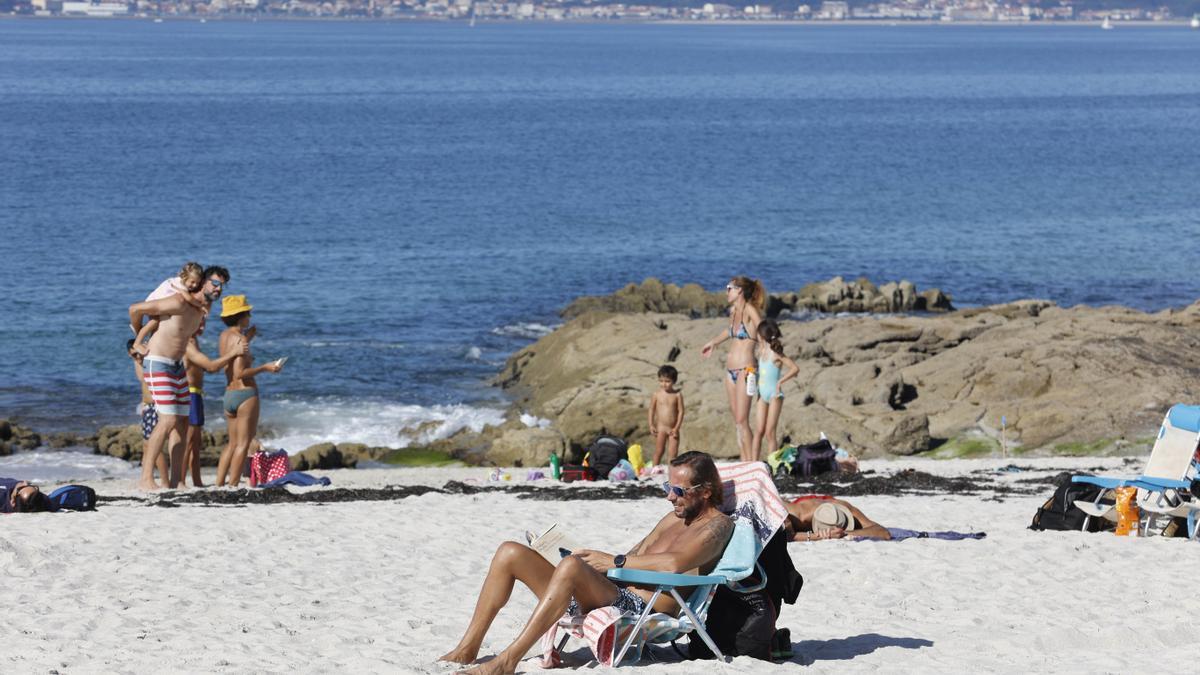 Bañistas en la playa de O Vao.