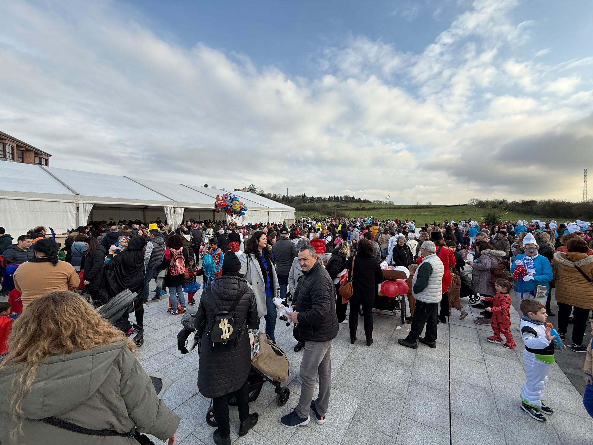 Lugones despide con desfile, música y chocolatada su carnaval