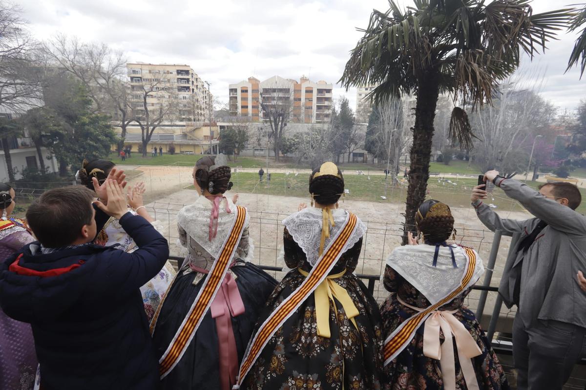 Las falleras mayores de Xàtiva observan la mascletà disparada hoy, 22 de marzo.