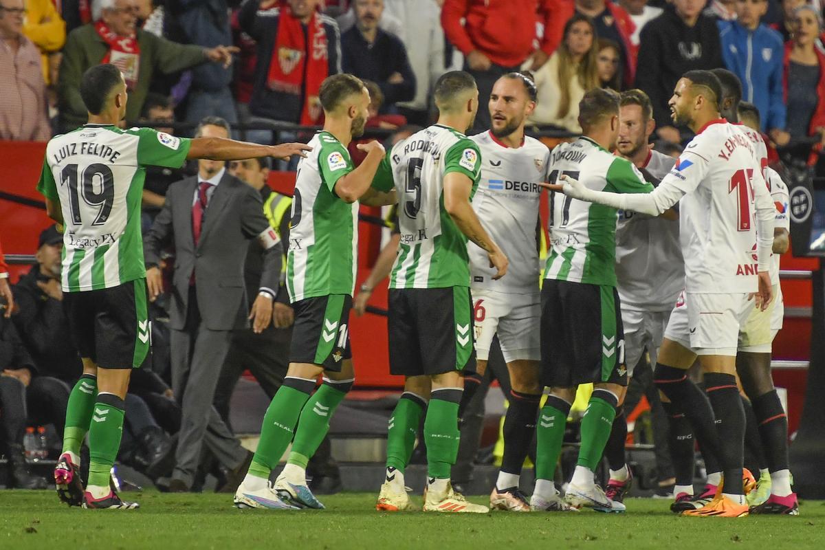 Un instante del derbi sevillano entre el Sevilla FC y el Real Betis que se disputó la pasada temporada en el Pizjuán.