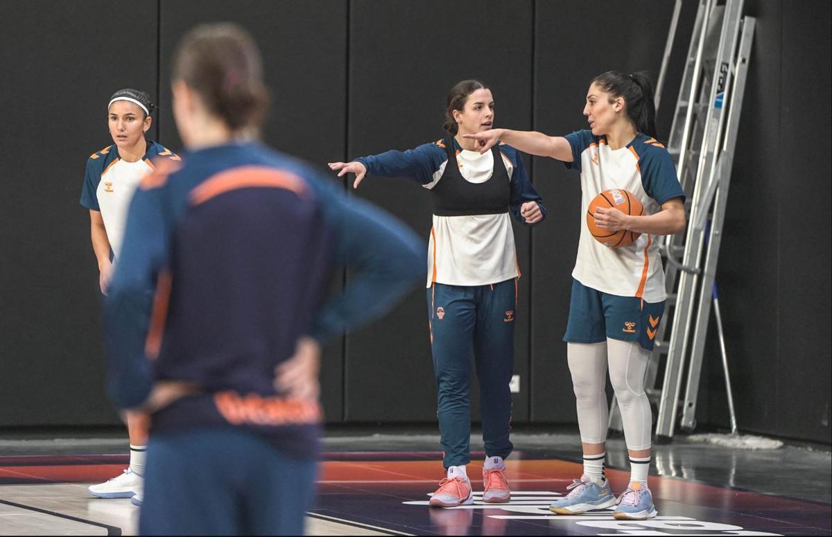 Cristina Ouviña, con Elena Buenavida en un entrenamiento en el Roig Arena.
