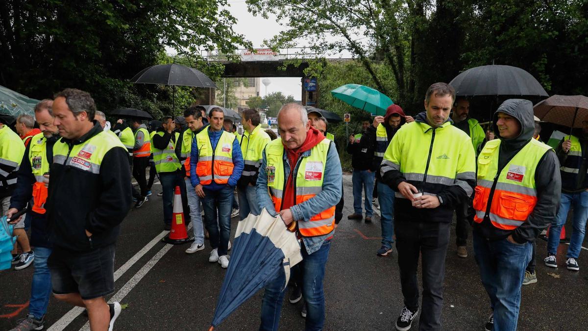 Trabajadores de Saint-Gobain concentrados a la entrada de la factoría.