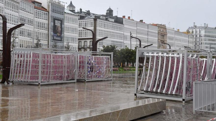 La bola de Navidad llega por piezas a la Marina | VÍCTOR ECHAVE