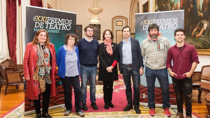 Presentación de los premios ayer en A Coruña, con autoridades locales y actores gallegos.  // FdV