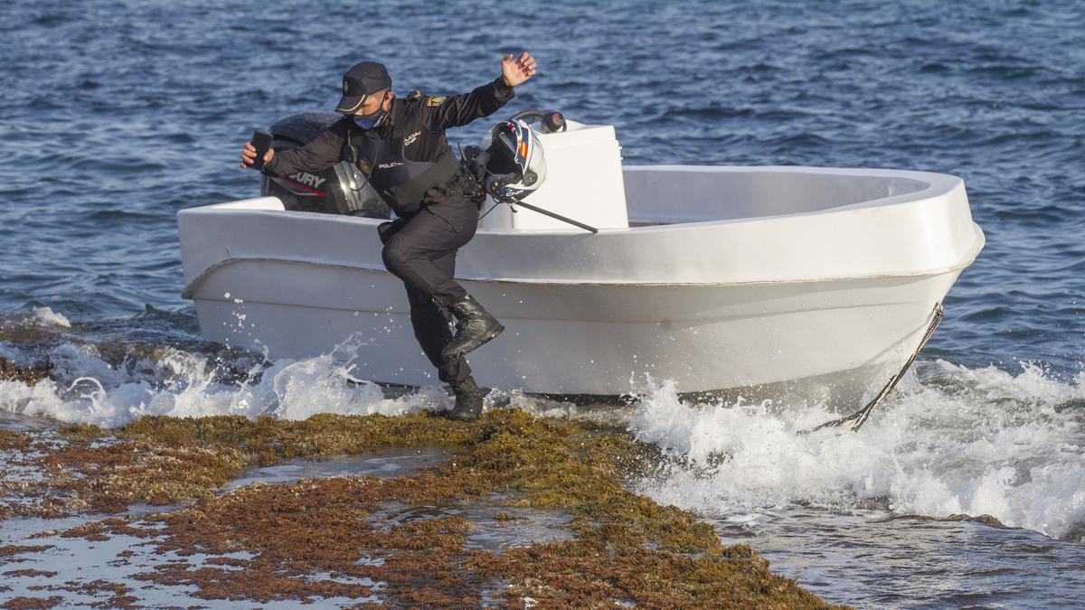 Interceptan a 12 inmigrantes tras llegar en una patera al Cabo de las Huertas