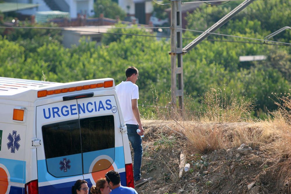 La menor era perdida de vista por sus padres cuando estos cenaban el miércoles por la noche, activándose un dispositivo de búsqueda. El cuerpo de la niña era localizado junto a la vía del tren