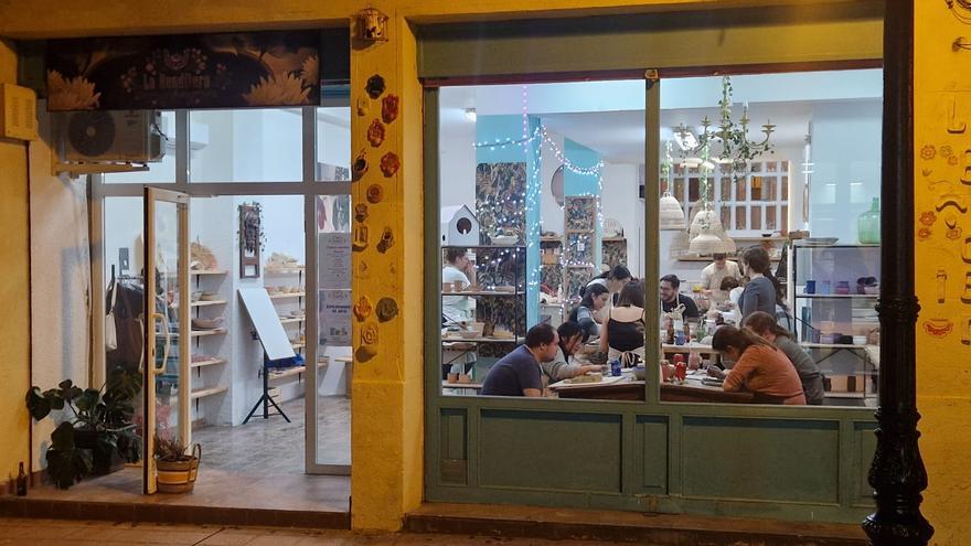 Cerámica y amor se unen en el café filosófico de La Benditera