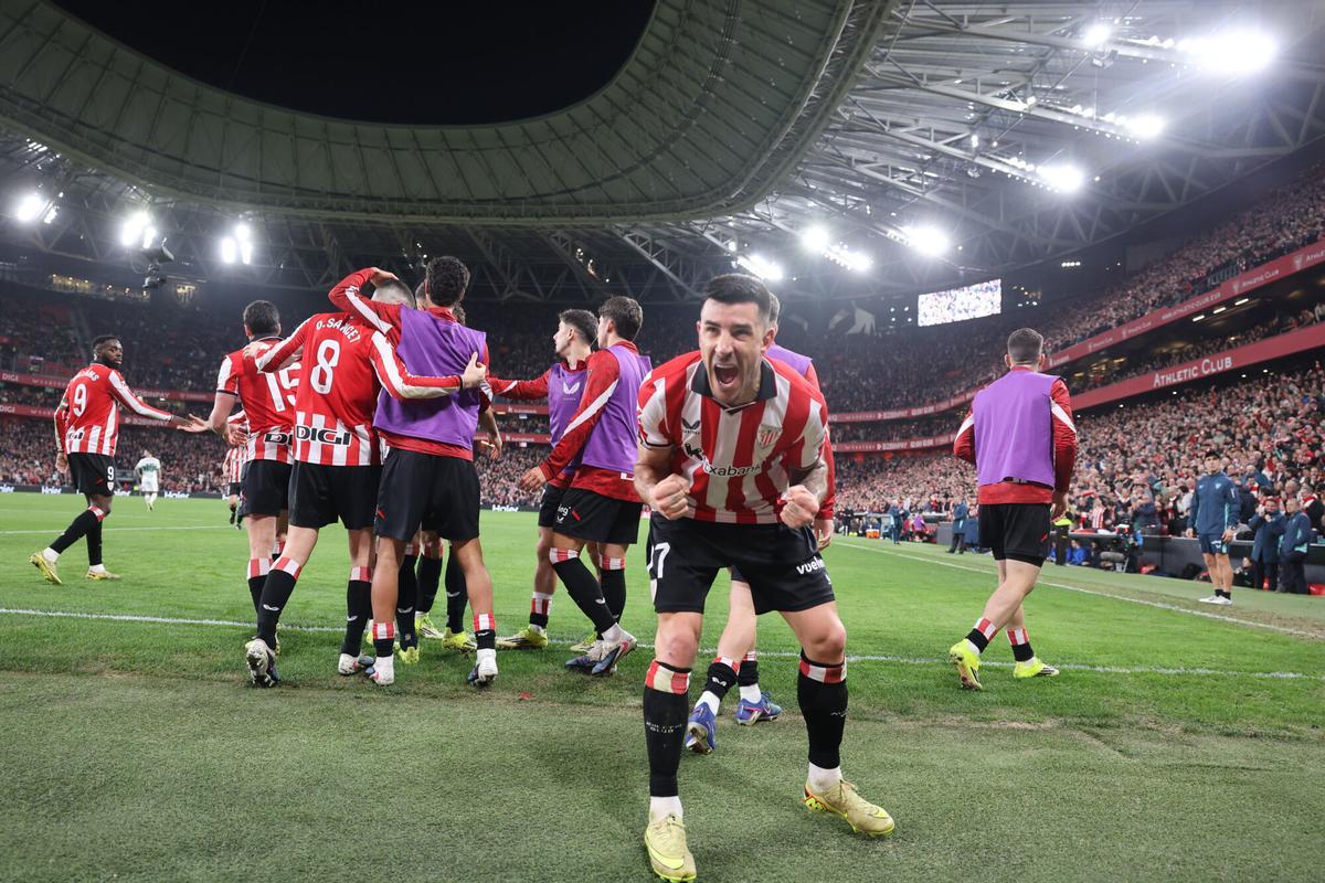 BILBAO, 20/02/2026.- Los jugadores del Athletic Club celebran el gol de Gorka Guruzeta durante el partido correspondiente a la jornada 25 de LaLiga que Athletic Club y Elche CF disputan este viernes en el estadio de San Mamés, en Bilbao. EFE/Luis Tejido