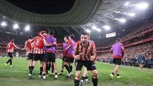 BILBAO, 20/02/2026.- Los jugadores del Athletic Club celebran el gol de Gorka Guruzeta durante el partido correspondiente a la jornada 25 de LaLiga que Athletic Club y Elche CF disputan este viernes en el estadio de San Mamés, en Bilbao. EFE/Luis Tejido