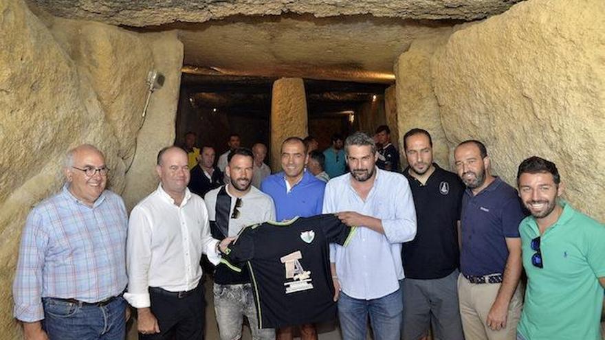 La segunda equipación del Antequera Club de Fútbol enseña el logotipo de la candidatura de los Dólmenes a Patrimonio Mundial de la UNESCO.