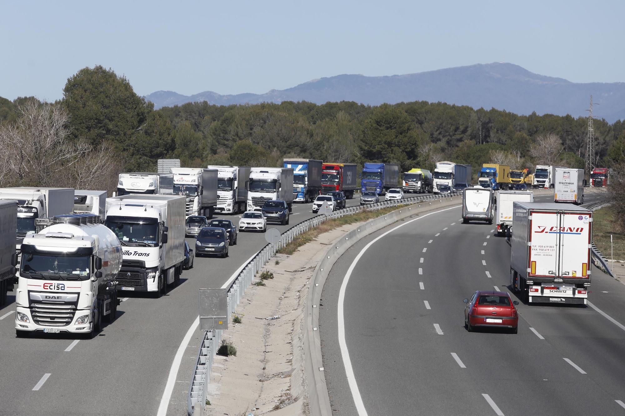 Cues quilomètriques a l'AP-7 a Garrigàs per un nou control policial