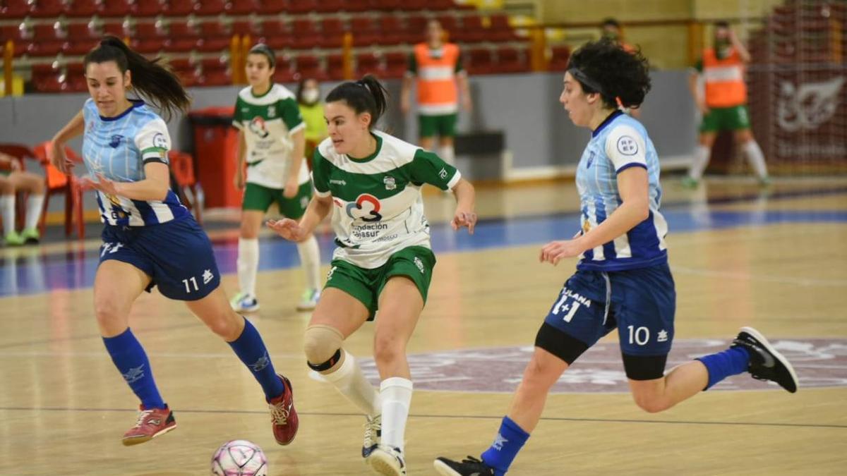 Celi controla el balón en el encuentro contra el Villanovense.