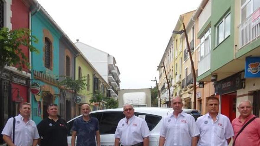 Los chóferes de los 5 taxis que forman el proyecto E taxi Dénia.