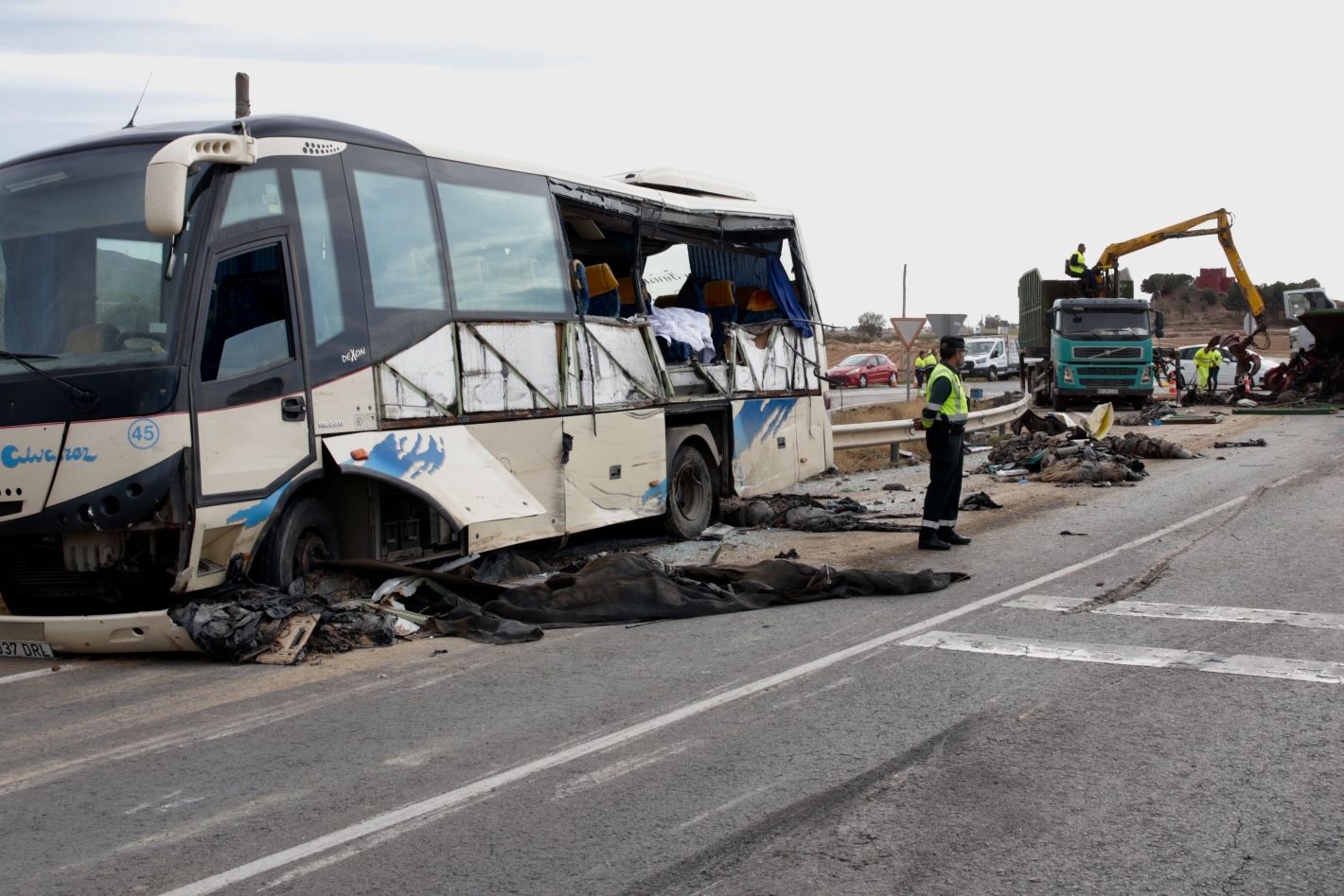 Las imágenes del accidente en el que una mujer ha fallecido y otros 13 han resultado heridos en Lorca