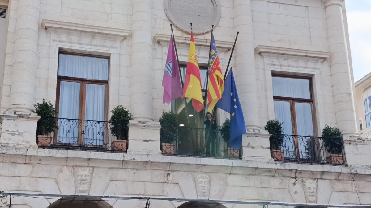 Momento en que las banderas del ayuntamiento se bajan a media asta
