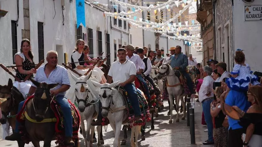Los Piostros recorren Pedroche con la Virgen de Piedrasantas