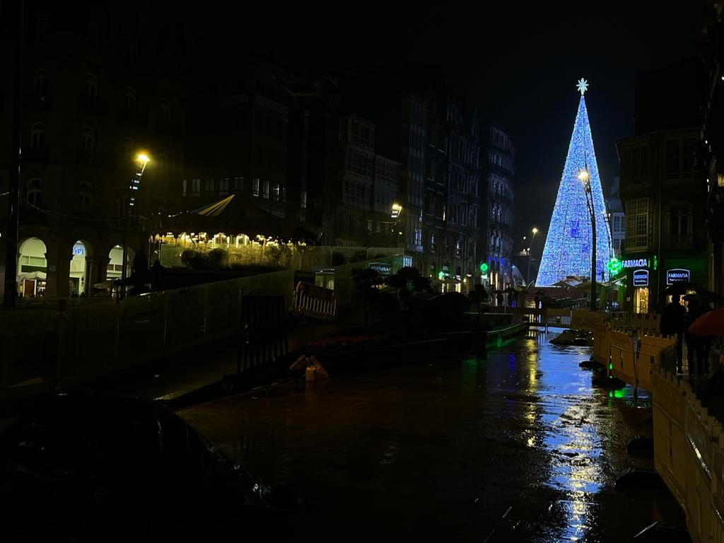 El árbol de Navidad de Porta do Sol se prepara para el encendido