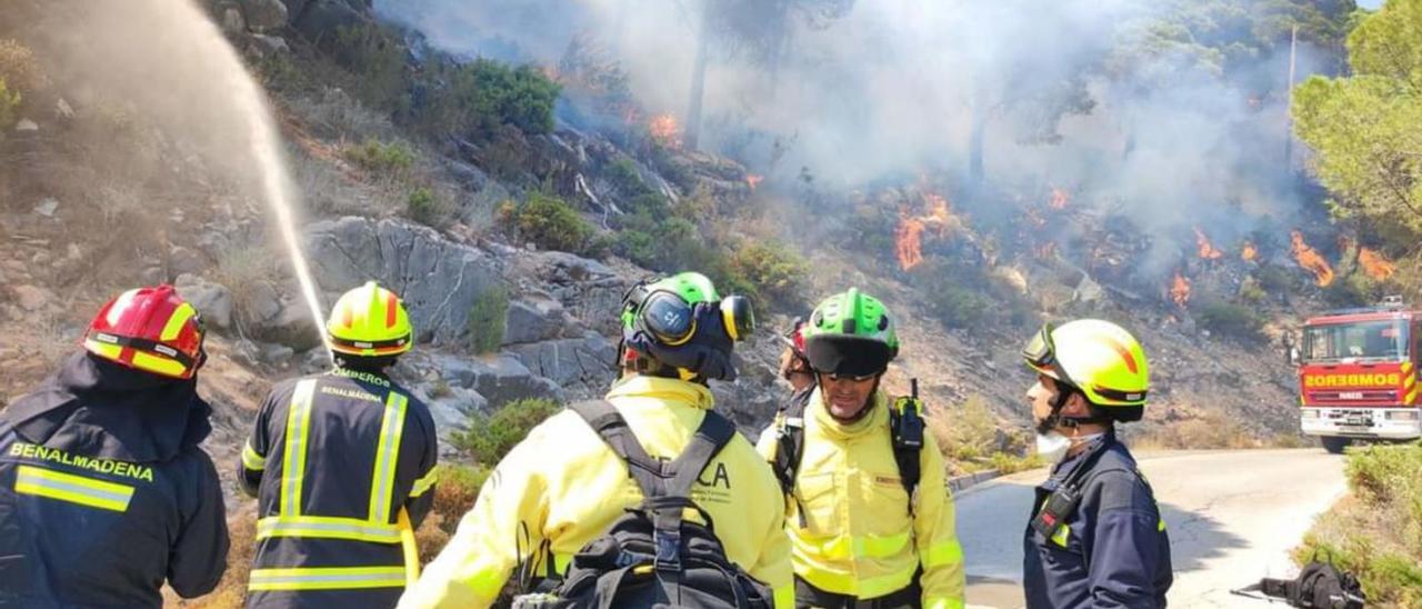 En la extinción del incendio trabajan 400 personas y 19 medios aéreos. | GREGORIO MARRERO