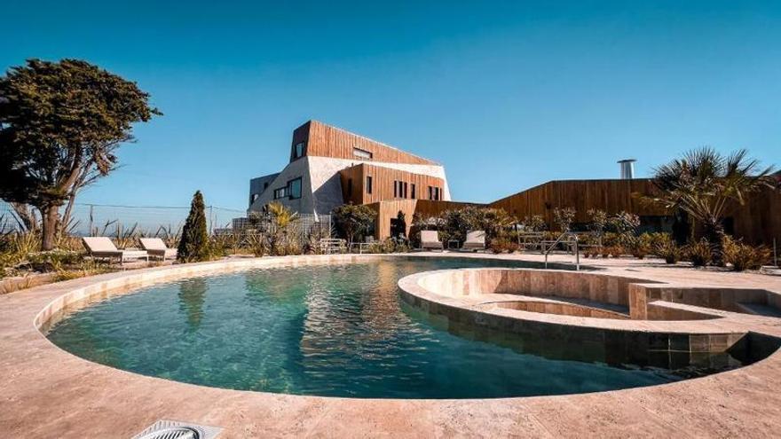 Ni la Torre de Pisa ni la casa torcida de Windsor: el hotel “salido de la tierra” que sorprende por su diseño único