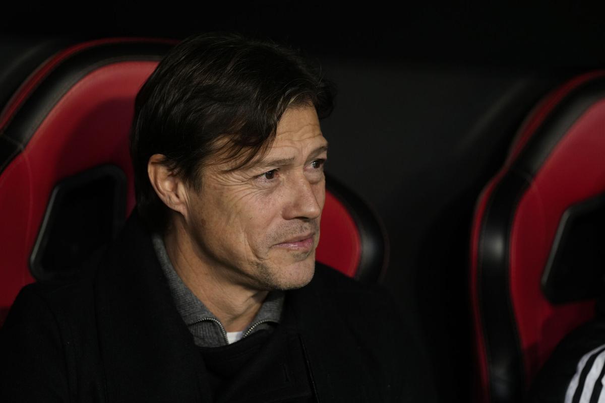 Matías Almeyda observa durante el partido de LaLiga EA Sports, disputado entre el Sevilla FC y el Athletic Club en el estadio Ramón Sánchez-Pizjuán.