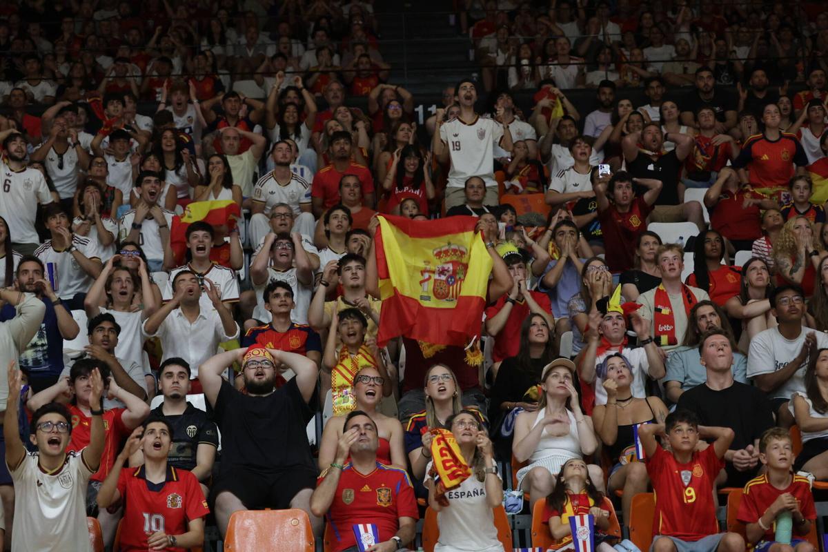 Valencia VLC SPD La Fonteta abre al público para ver el partido entre España y Bélgica del mundial de fútbol