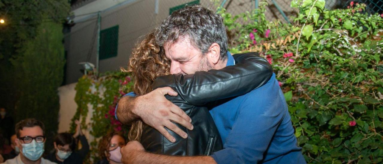 Lluís Apesteguia y Maria Ramon se fundieron en un abrazo tras los resultados del domingo. | GUILLEM BOSCH