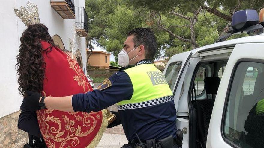 La Policía de Almassora traslada a la iglesia de la Natividad a Santa Quitèria