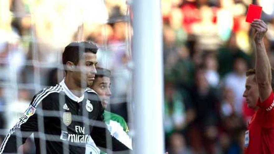 Cristiano, en el momento de ver la roja directa.