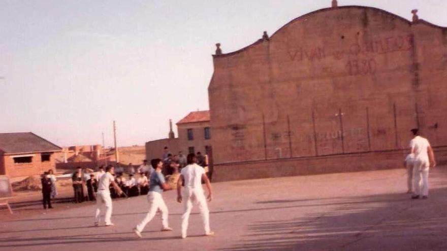 Un partido de pelota mano al estilo tradicional en Santovenia en 1984.