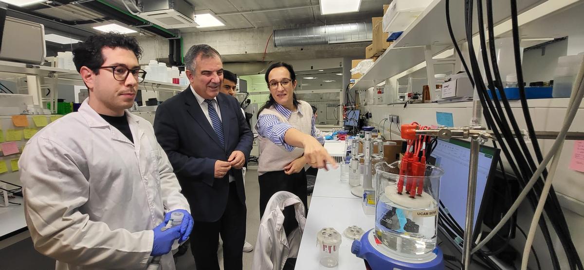 Juan María Vázquez, durante una visita junto al laboratorio UCAM HiTech, donde un equipo de investigación desarrolla el proyecto de sensorización del Mar Menor.