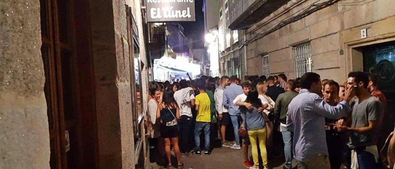 Cientos de jóvenes disfrutan de una noche de verano en plena calle Ventura Misa.