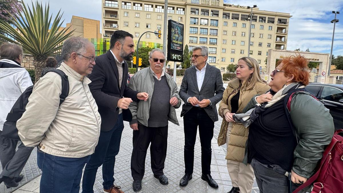 Comparecencia celebrada por el PSOE en el Hospital Regional de Málaga, con Josele Aguilar en el centro, para anunciar que llevará al Parlamento Andaluz el caso de las biopsias pendientes de análisis.