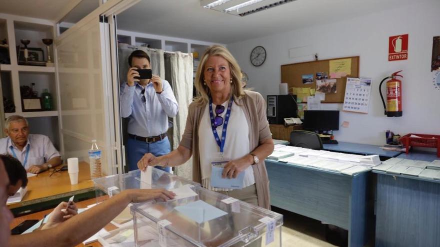 La candidata del PP, Ángeles Muñoz, ejerciendo su derecho al voto el pasado domingo.