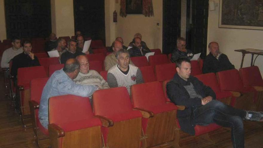 Miembros de la Sociedad de Cazadores de Toro en la asamblea celebrada ayer en el Ayuntamiento.