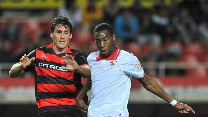 Bermejo pelea por un balón con Kondogbia. // LOF