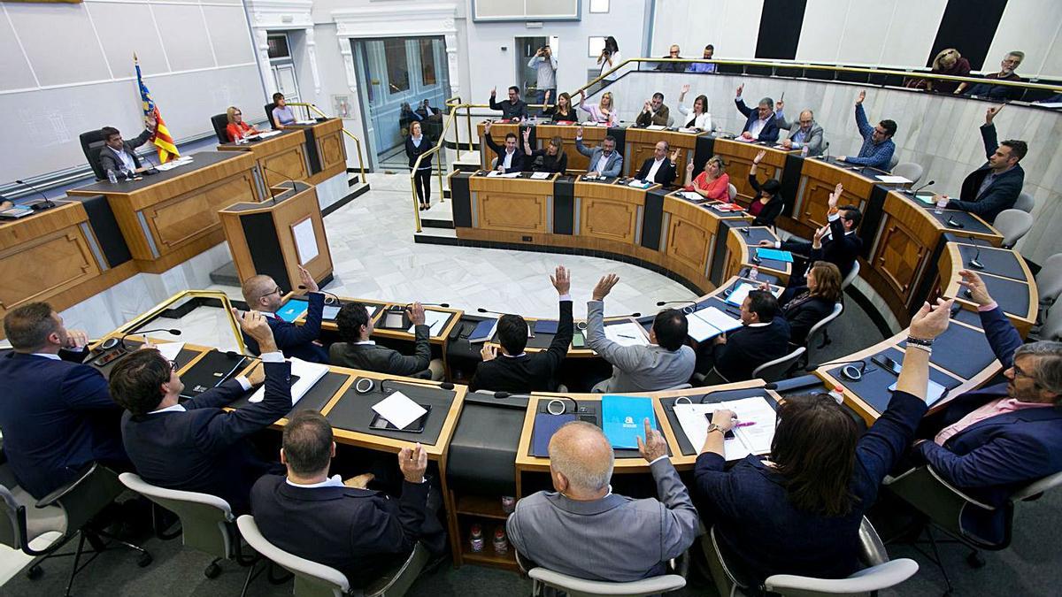 Pleno celebrado en la Diputación antes de la pandemia del coronavirus.