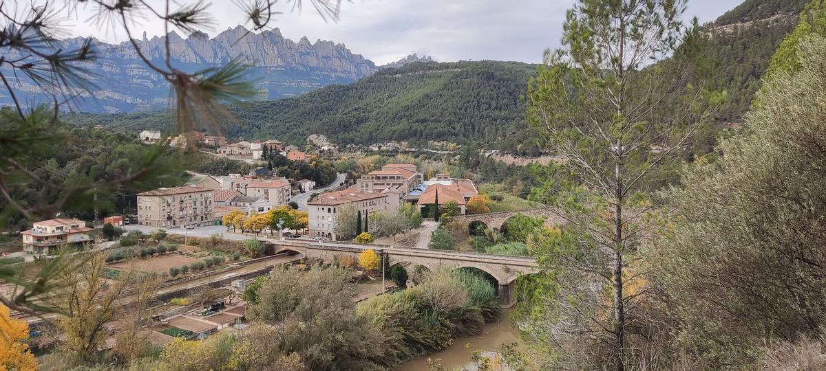 Vistas de Castellbell i el Vilar, con Montserrat de fondo.