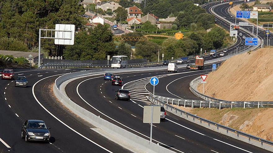 La autovía del Salnés, ya en funcionamiento, poco después de su inauguración ayer.