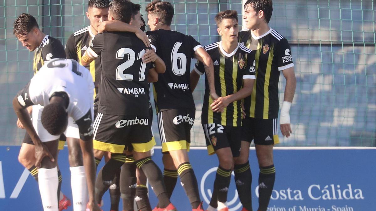 Los jugadores del Real Zaragoza se abrazan tras uno de los dos goles ante el Valencia.