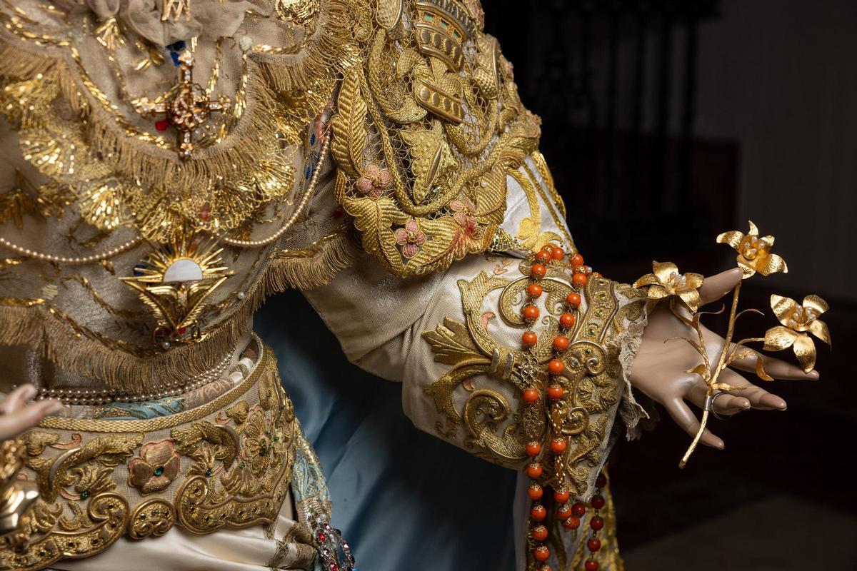 Detalle de cómo está ataviada la Reina de los Cielos por la festividad de la Inmaculada Concepción.