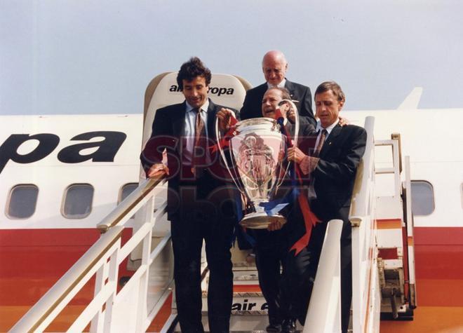 Johan Cruyff baja del avión en Barcelona con el trofeo de la Copa de Europa conseguido el 10 de mayo de 1992 en Wembley ante la Sampdoria.