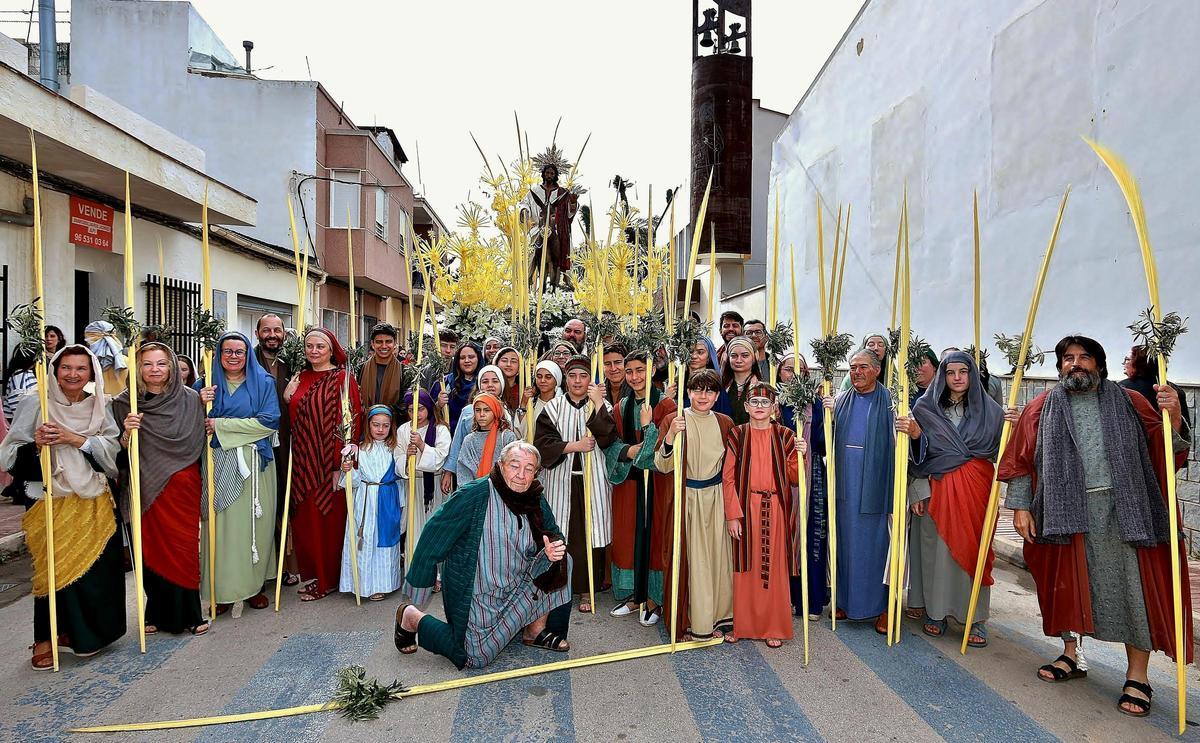 Componentes del Patronato con Jesús Triunfante.