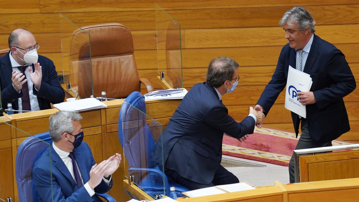 Puy saluda a Feijóo tras su discurso, minutos antes de sentirse indispuesto