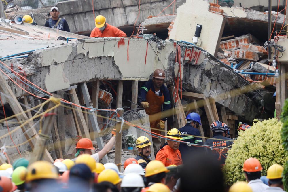 Ciudad de México busca supervivientes entre los escombros